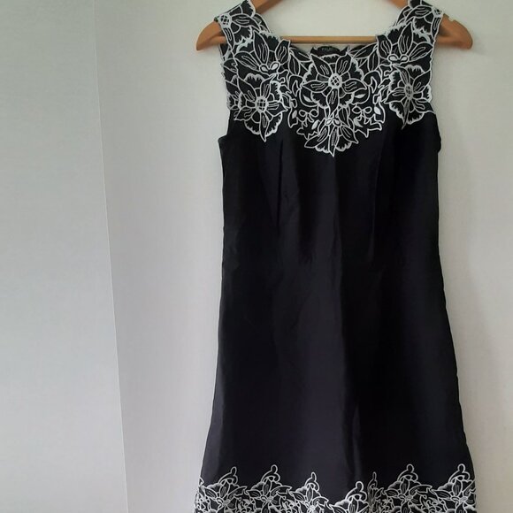 TALBOTS Embroidered Fit and Flare Dress - Size 6P - Picture 1 of 7
